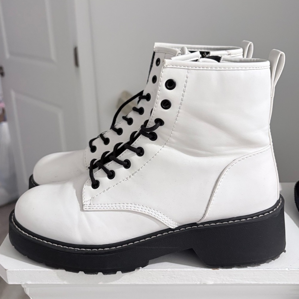 (CARRA WHIT PARI) White chunky Madden Girl platform boots with black laces